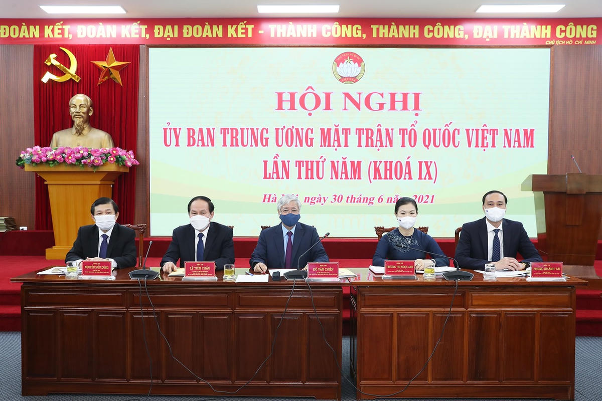 Chủ tịch UBTƯ MTTQ Việt Nam và các vị trong Ban Thường trực chủ trì Hội nghị.