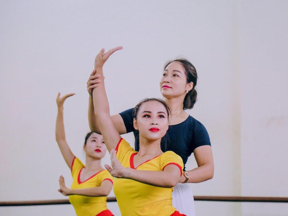 Uốn từng động tác.