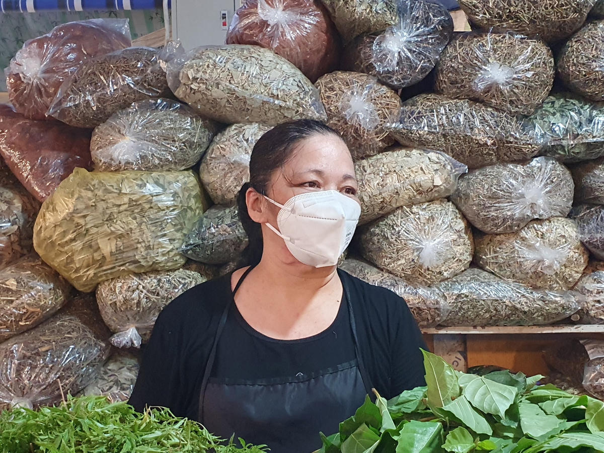 Chị Trần Thị Minh Trâm, một tiểu thương tại chợ Nghĩa Tân cũng chia sẻ: "Hôm nay ngày rằm mà lượng người đến chợ còn vắng hơn cả mọi ngày. Dù hàng hóa hôm nay tại chợ dồi dào hơn thường nhật để phục vụ bà con nhưng giãn cách thế này người dân cũng không còn mấy mặn mà".