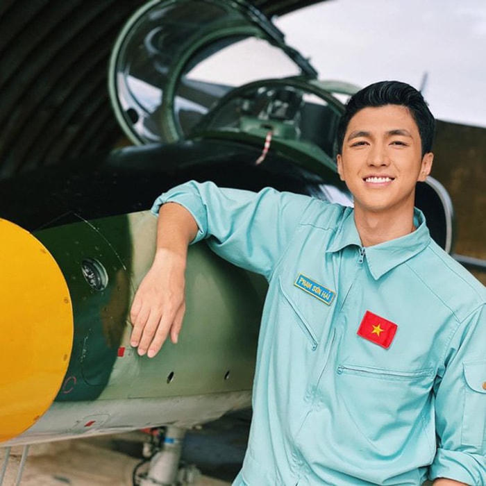 Bình An diện trang phục không quân trong phim Hơn cả bầu trời.