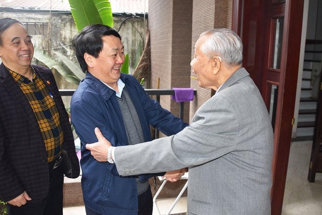 Phó Chủ tịch – Tổng Thư ký Hầu A Lềnh thăm hỏi, chúc Tết nguyên Phó Thủ tướng, Bộ trưởng Bộ Ngoại giao Nguyễn Mạnh Cầm.  