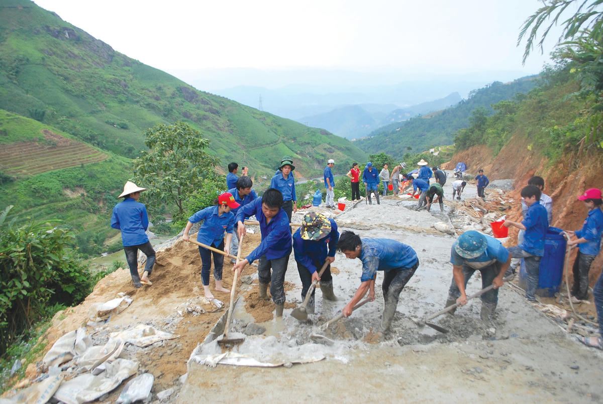 Làm đường giao thông nông thôn ở Simacai (Lào Cai).