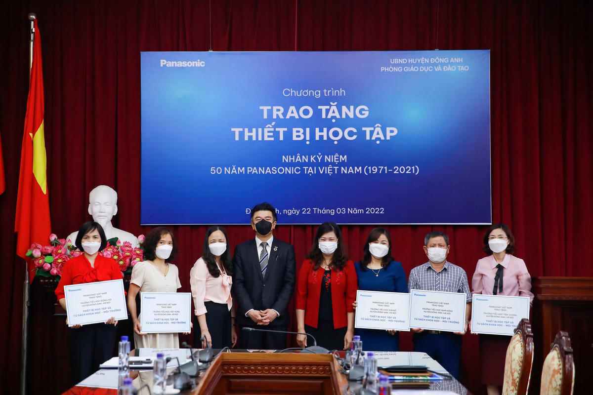Đại diện Panasonic trao hỗ trợ thiết bị học tập và tủ sách tại huyện Đông Anh (Hà Nội).