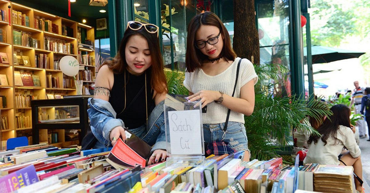 Khách tham quan Đường sách TP HCM.