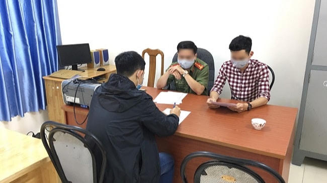 Lực lượng chức năng làm việc với người vi phạm (Ảnh: Khắc Lịch)