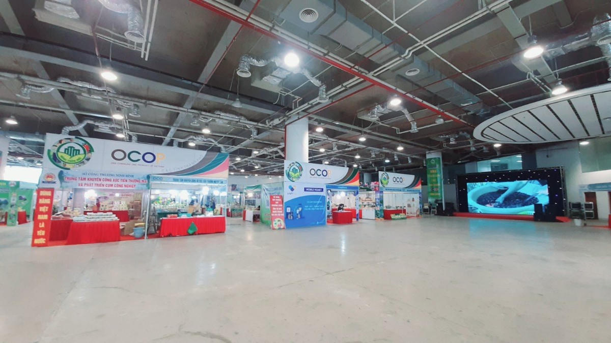 Sảnh chính đặt màn hình led giới thiệu các gian hàng và sản phẩm trong hội chợ vắng bóng khách.