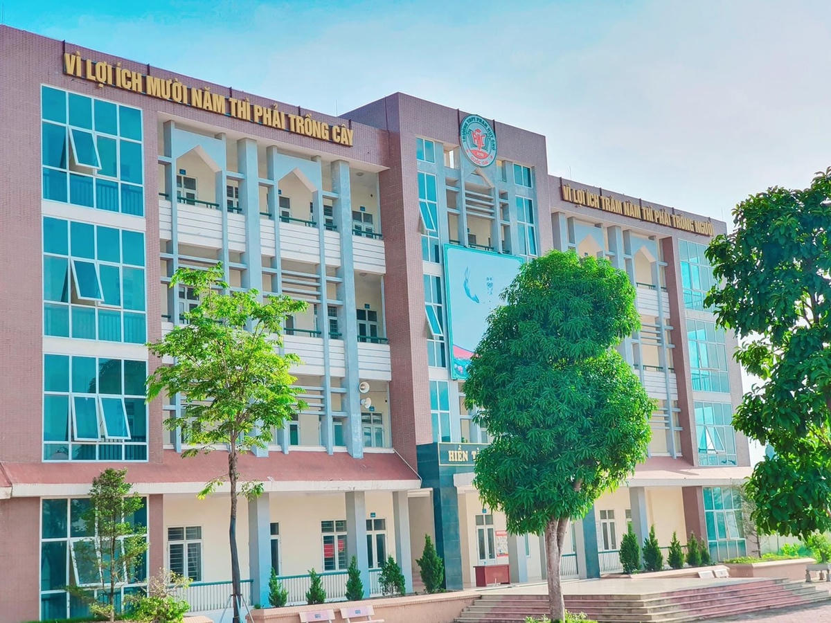 Trường THPT Phan Huy Chú tại xã Sài Sơn, huyện Quốc Oai, Hà Nội.