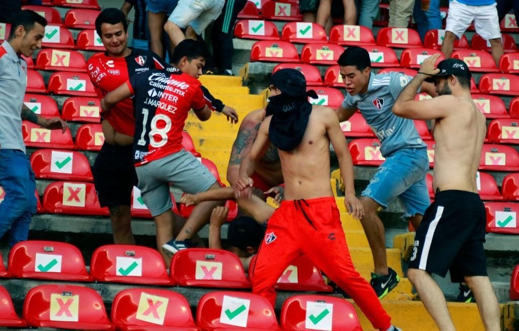 Khung cảnh kinh hoàng khi CĐV quá khích gây nên cuộc hỗn chiến. Ảnh: Reuter.