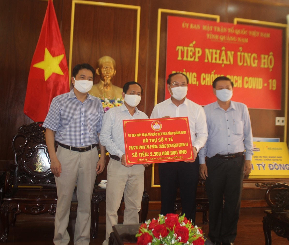 Mặt trận tỉnh Quảng Nam trao 2,5 tỷ đồng cho Sở Y tế.