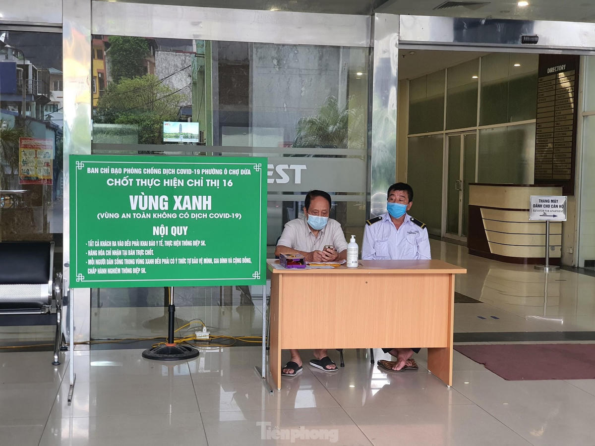 Theo ghi nhận tại chung cư 170 Đê La Thành (phường Ô Chợ Dừa, quận Đống Đa) ngay sau khi nhận được công văn thành lập tổ tự quản an toàn phòng, chống dịch Covid-19 của chính quyền, chốt “vùng xanh” trước cổng tòa nhà đã được dựng lên.