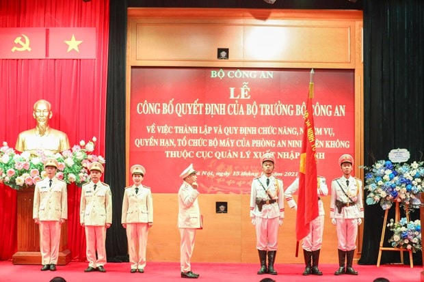 Trung tá Phan Huy Văn, Trưởng phòng An ninh trên không làm lễ tuyên thệ. Ảnh: TTXVN.