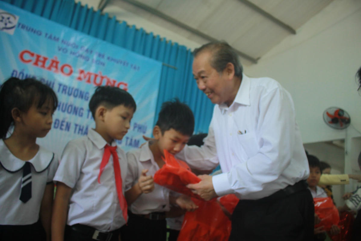 Phó Thủ tướng Trương Hòa Bình tặng quà cho các cháu. ở trung tâm.
