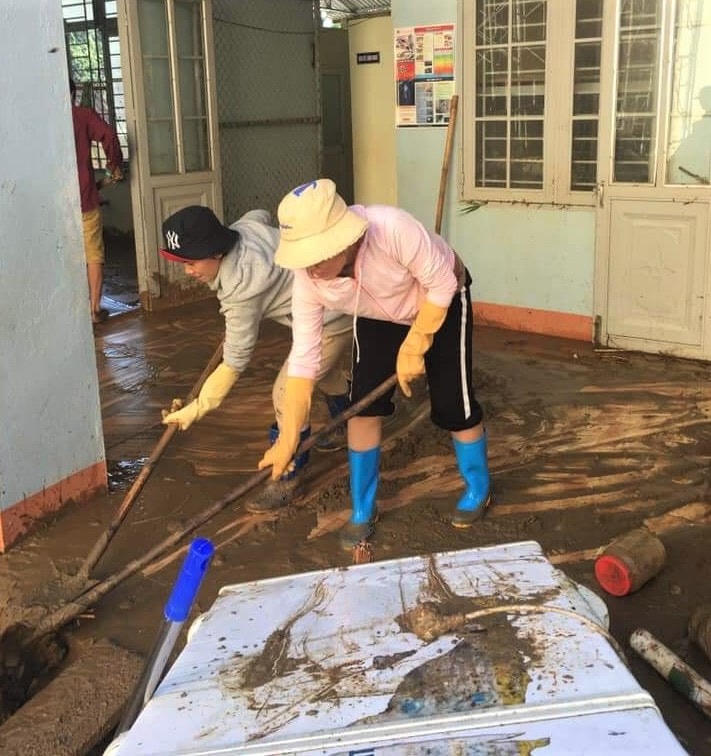 Quảng Nam: Thầy cô ở Trà Leng dọn dẹp bùn đất sau mưa lũ để đón trò