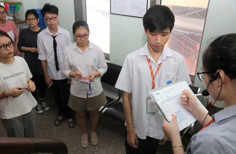 Thí sinh miền Bắc làm thủ tục trước khi vào thi.