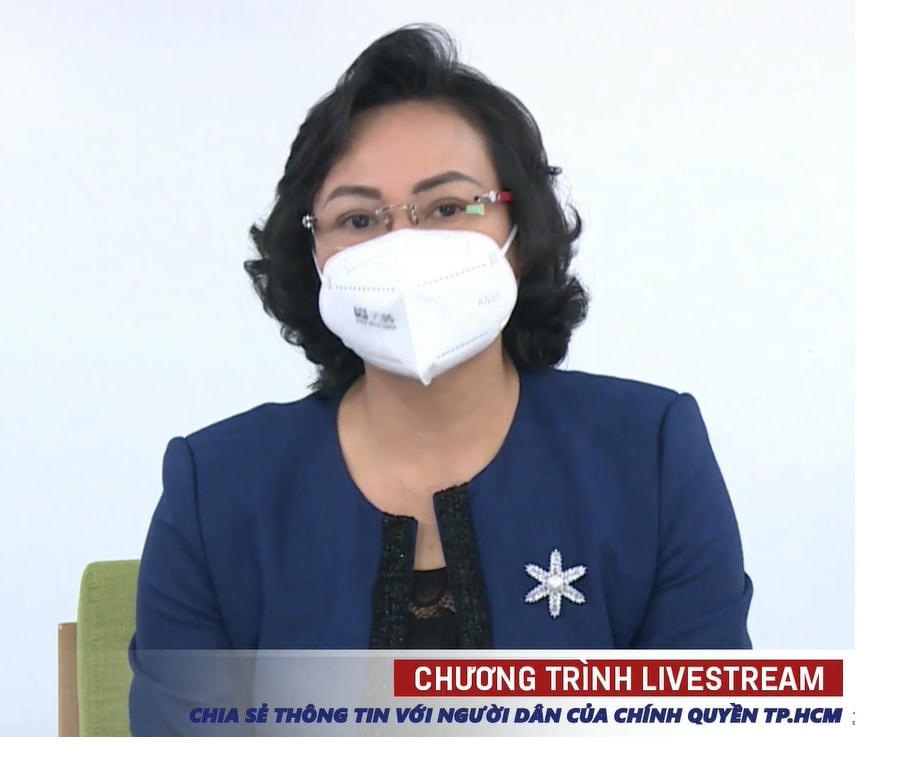 Bà Phan Thị Thắng, Phó Chủ tịch UBND TP HCM đối thoại với người dân và doanh nghiệp tại buổi livestream. 