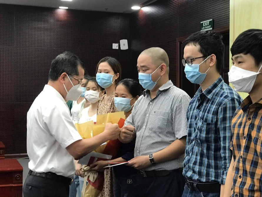 Bí thư Thành ủy Đà Nẵng Nguyễn Văn Quảng tặng quà lưu niệm cho 10 y, bác sĩ lên đường hỗ trợ tỉnh Bắc Giang. Nguồn: Sở Y tế Đà Nẵng.