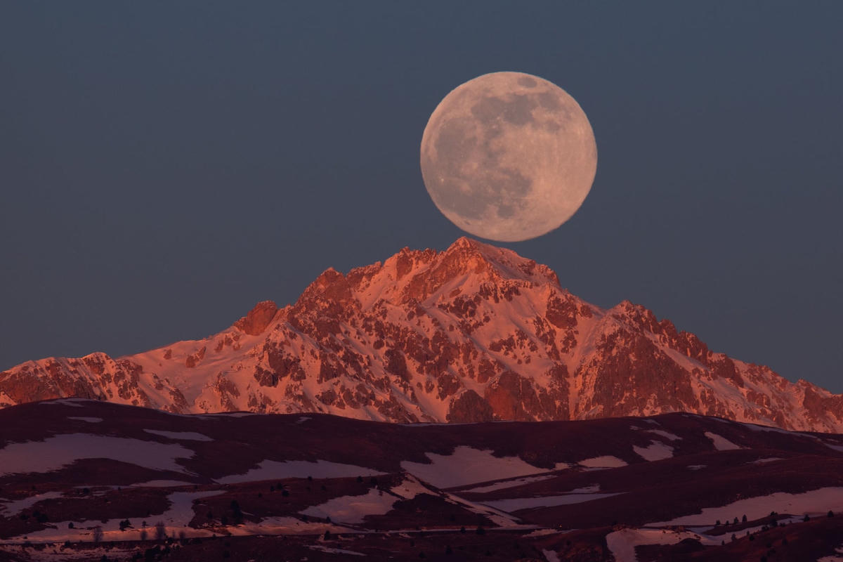 Trăng Sói lặn sau núi Monte Prena tại công viên quốc gia Gran Sasso d'Italia. Ảnh: Lorenzo Di Cola / NurPhoto / Rex / Shutterstock.