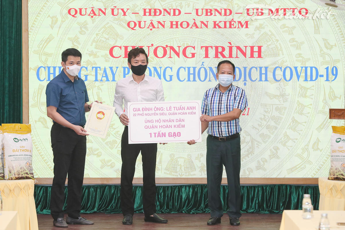 Một nhà hảo tâm ở phố Nguyễn Siêu hỗ trợ 1 tấn gạo.