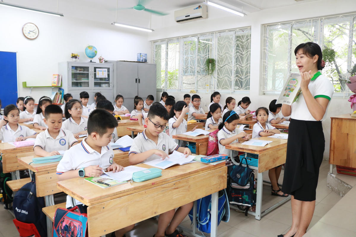 Nhiều phụ huynh bày tỏ vừa mừng lại vừa lo trước thông tin học sinh Hà Nội chuẩn bị được đến trường trở lại.