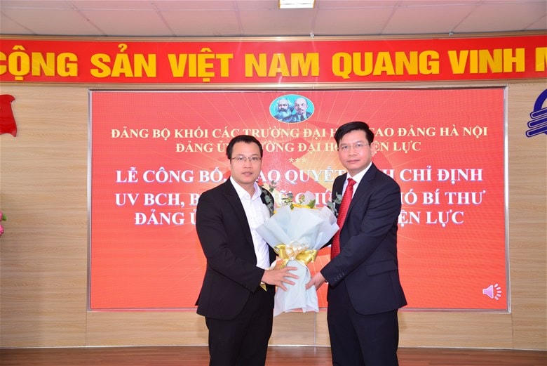 Th.s Chu Văn Tuấn - Bí thư Đoàn thanh niên tặng hoa chúc mừng PGS.TS Đinh Văn Châu.