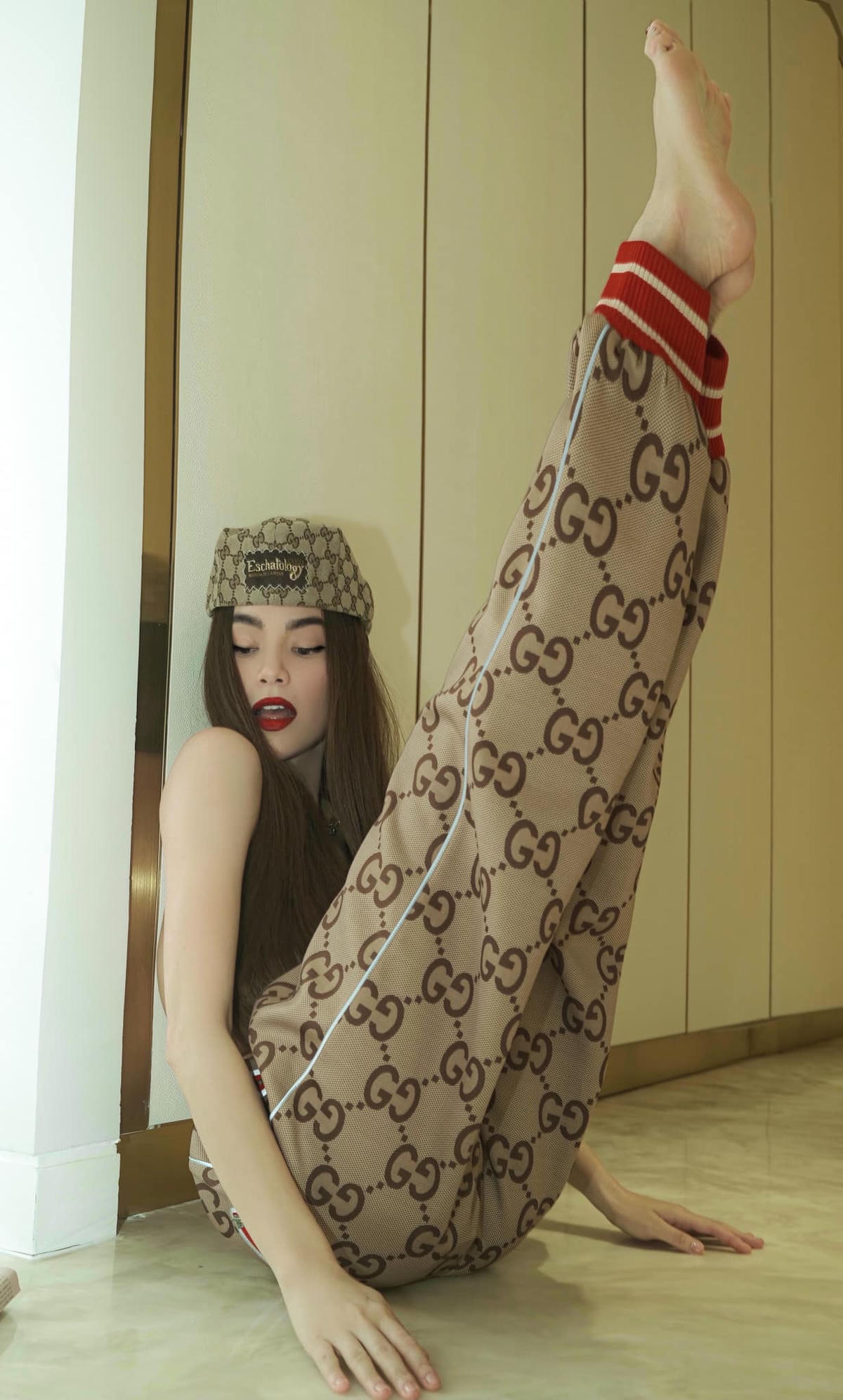 Từ vòng 1 đầy đặn, vòng eo con kiến cho đến dôi chân dài miên man, đầy mê hoặc.