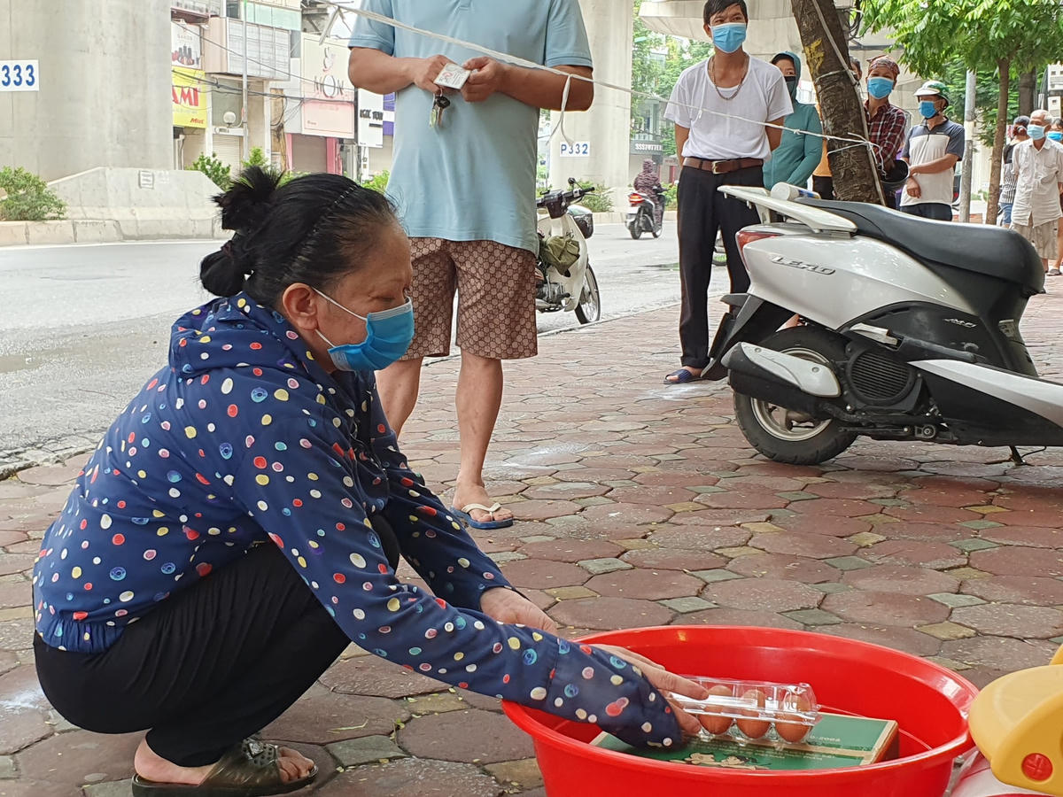 "Dù hoạt động kinh doanh bị ngừng trệ nhưng gia đình chị vẫn sẽ tiếp tục hỗ trợ bà con hết mức có thể, đến khi nào hết tiền thì thôi", chị Hồng chia sẻ. Được biết, ngoài chương trình phát lương thực, thực phẩm tại địa chỉ 120 Cầu Giấy, chị Hồng cùng gia đình cũng thực hiện nhiều chương trình tình nguyện khác tại các bệnh viện và những địa phương gặp khó khăn mùa dịch. 