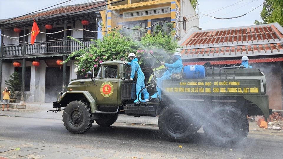 [ẢNH] 6 xe chuyên dụng của quân đội phun khử trùng phố cổ Hội An