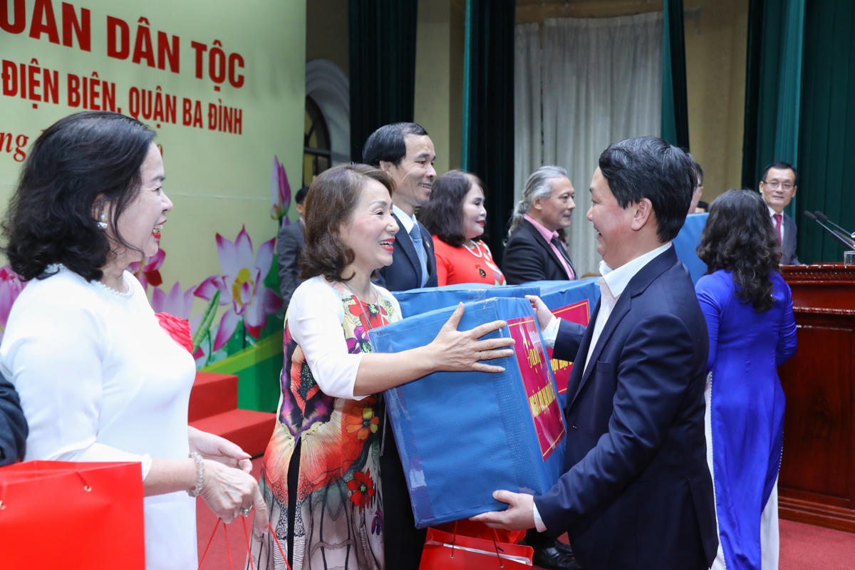 Phó Chủ tịch - Tổng Thư ký UBTƯ MTTQ Việt Nam Hầu A Lềnh tặng quà cho đại diện 8 tổ dân phố phường Điện Biên.
