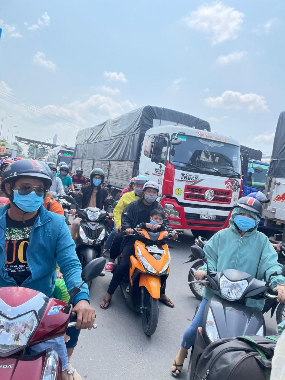Các phương tiện xếp hàng chờ hết kẹt xe tại tuyến đường tránh Cai Lậy. Ảnh: TL.