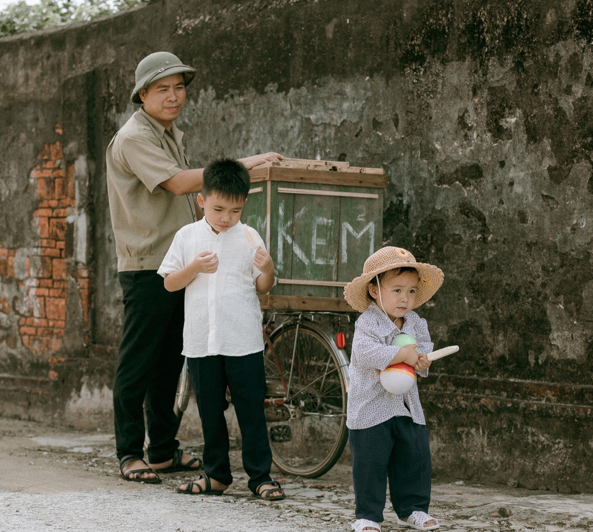 Bộ ảnh gia đình gây sốt: 'Tấm vé thông hành' giúp con trưởng thành