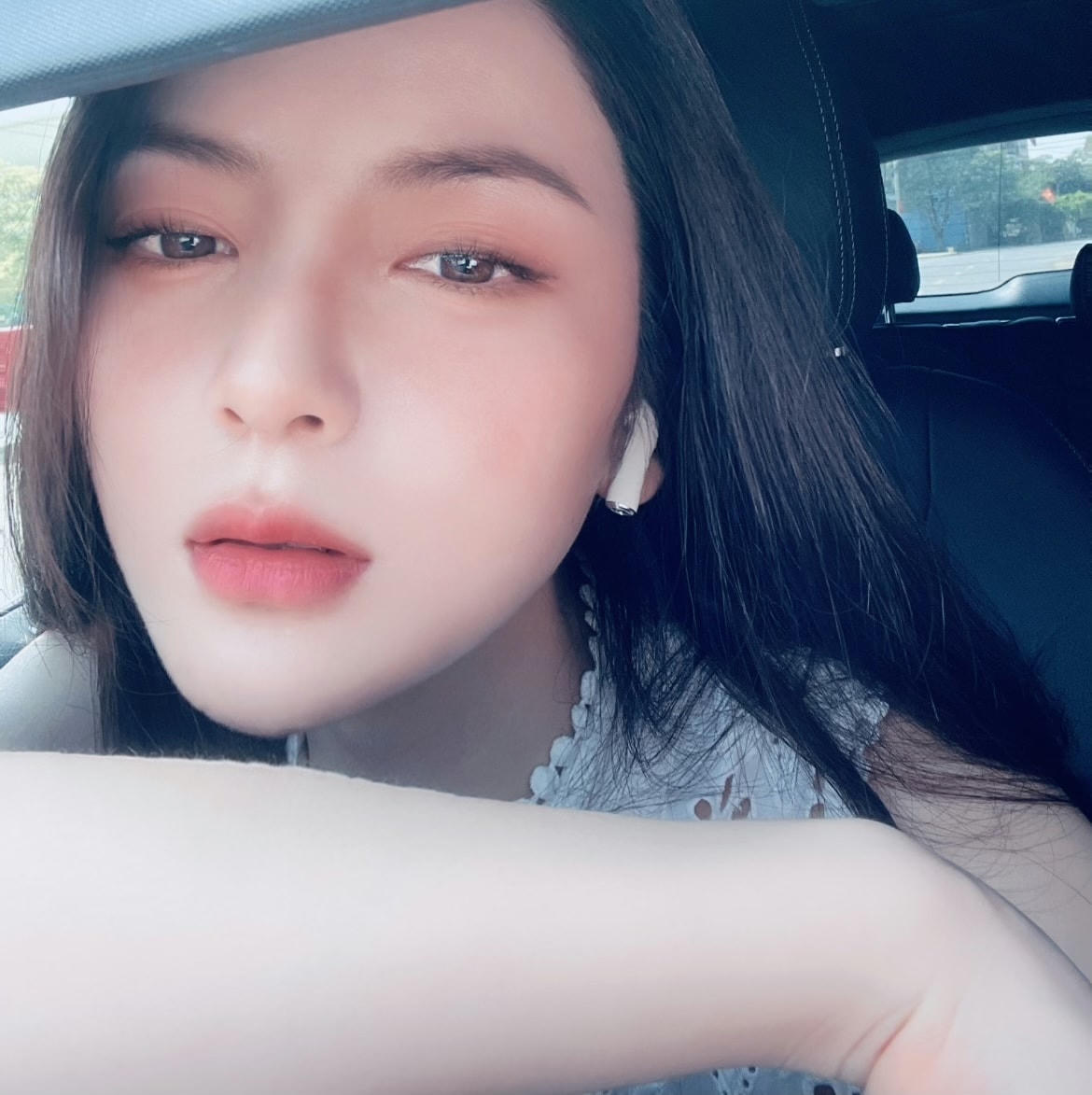 Giống như nhiều bạn gái trước của Quang Hải, Thanh Huyền sở hữu gương mặt khả ái, vẻ ngoài xinh xắn, ưa nhìn, đặc biệt gây chú ý với làn da trắng trẻo cùng vóc dáng cực kì xịn xò. 