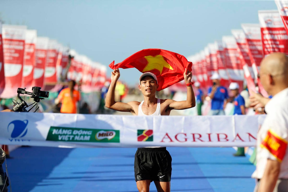 Tiền Phong marathon 2020: Hoàng Nguyên Thanh vô địch cự ly 42 km