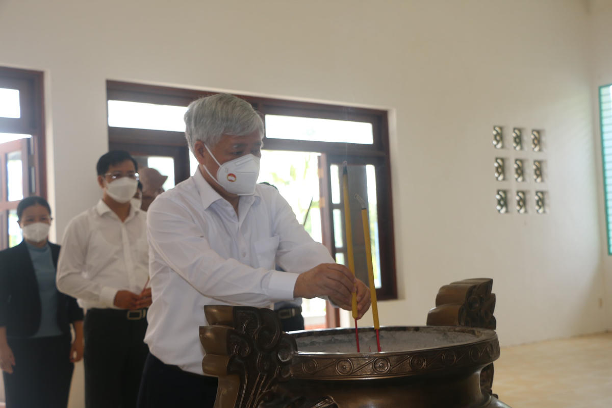 Chủ tịch UBTƯ MTTQ Việt Nam Đỗ Văn Chiến dâng hương tưởng niệm.