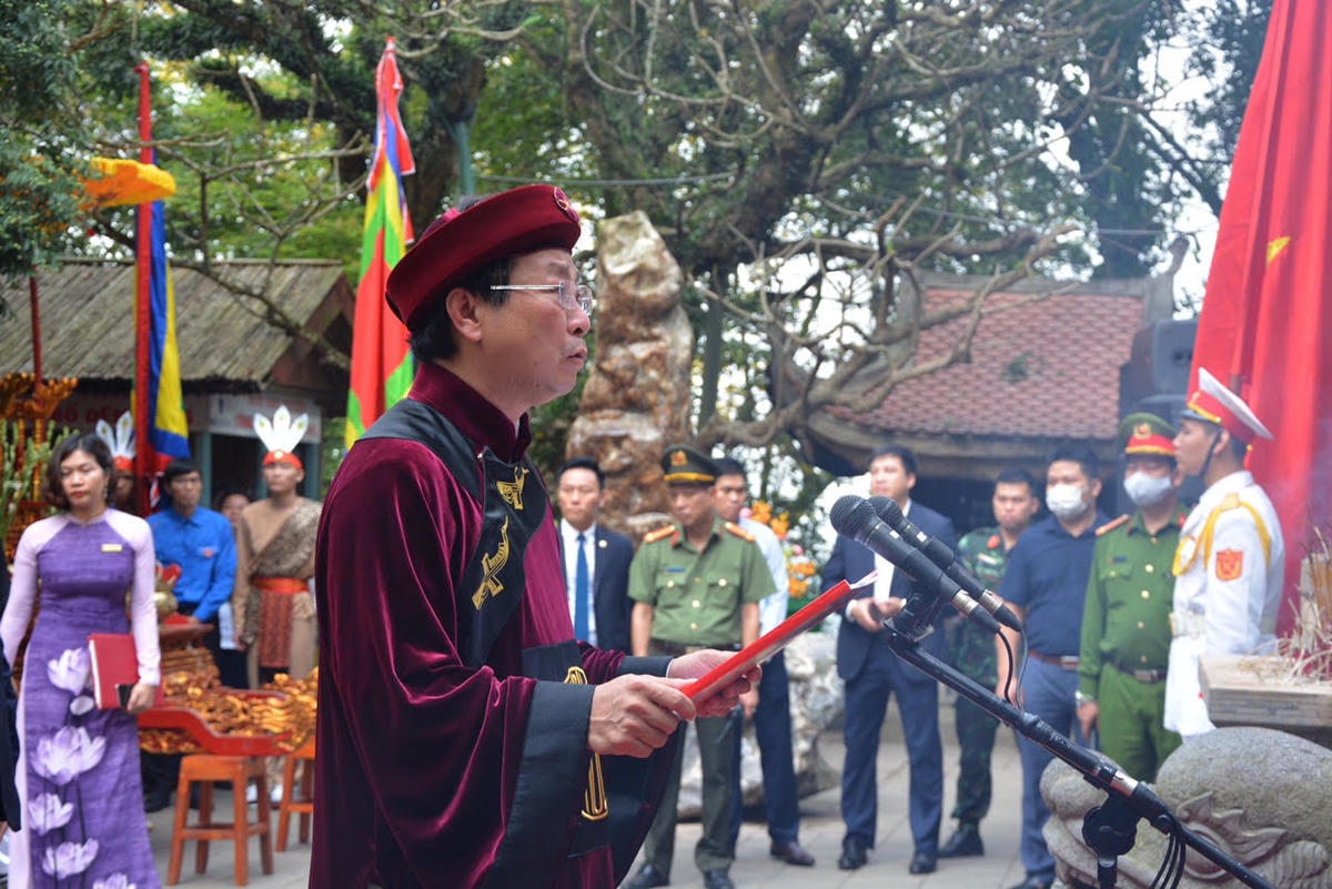 Ông Bùi Văn Quang, Chủ tịch UBND tỉnh Phú Thọ, Chủ lễ, đã thay mặt đồng bào cả nước đọc lời tế lễ.