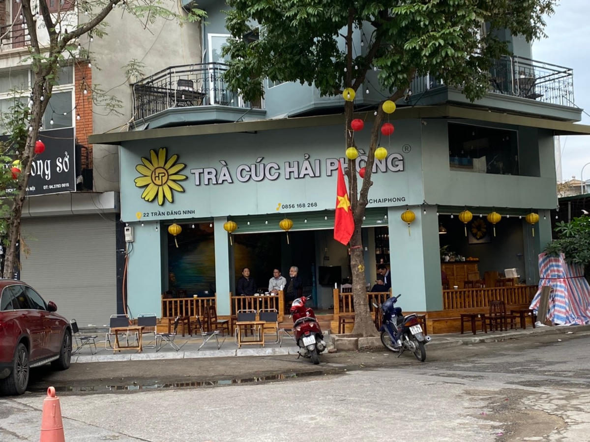 Quán trà trên đường Trần Đăng Ninh mở cửa đón khách từ sớm. Ảnh: Lan Anh.