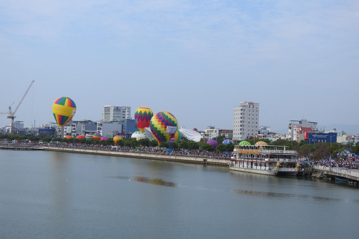 Sông Hàn, Đà Nẵng sôi động trở lại với gần 10.000 người dân và du khách chứng kiến Ngày hội khinh khí cầu. Ảnh Thanh Tùng.