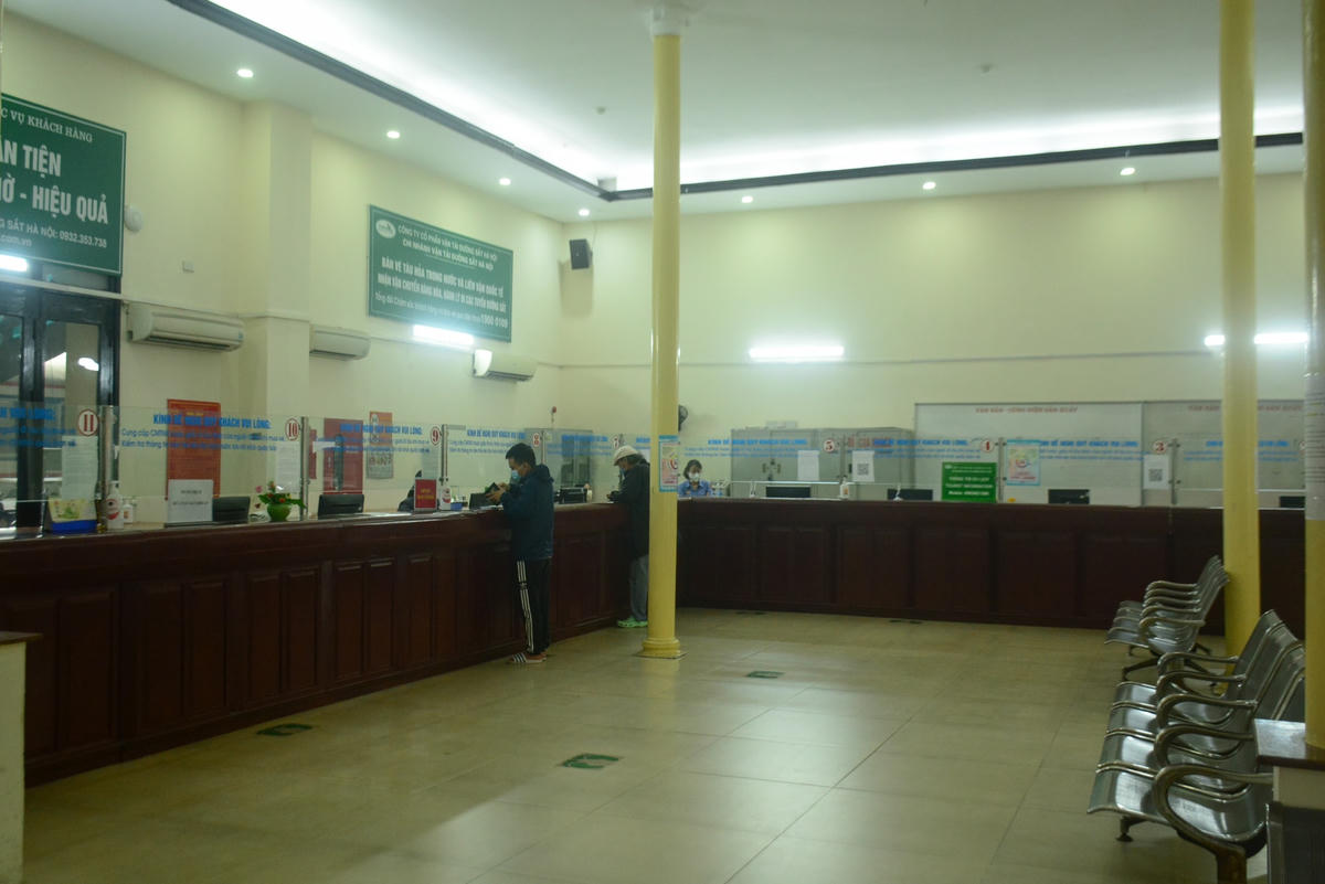 Theo ghi nhận của PV sáng ngày 16/11, tại ga Hà Nội chỉ lác đác vài hành khách.