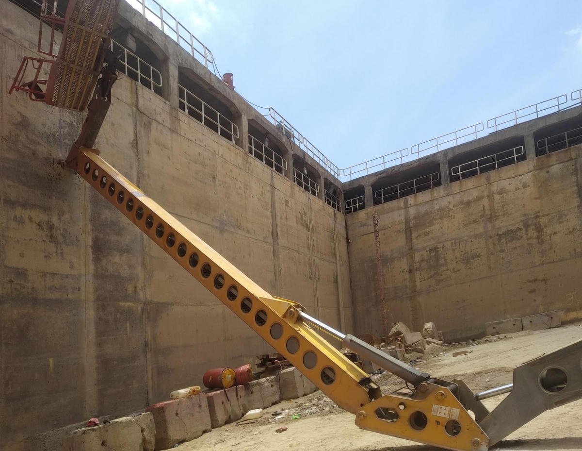 Hiện trường vụ xe nâng bị lật, khiến 2 công nhân tử vong.