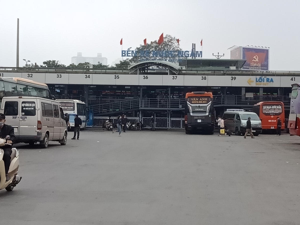 Bến xe khách Nước Ngầm vắng vẻ chưa từng thấy trong những ngày cuối năm.