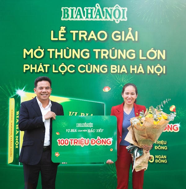 Lãnh đạo Bia Hà Nội trao tặng giải thưởng 100 triệu đồng tiền mặt cho khách hàng trúng thưởng.
