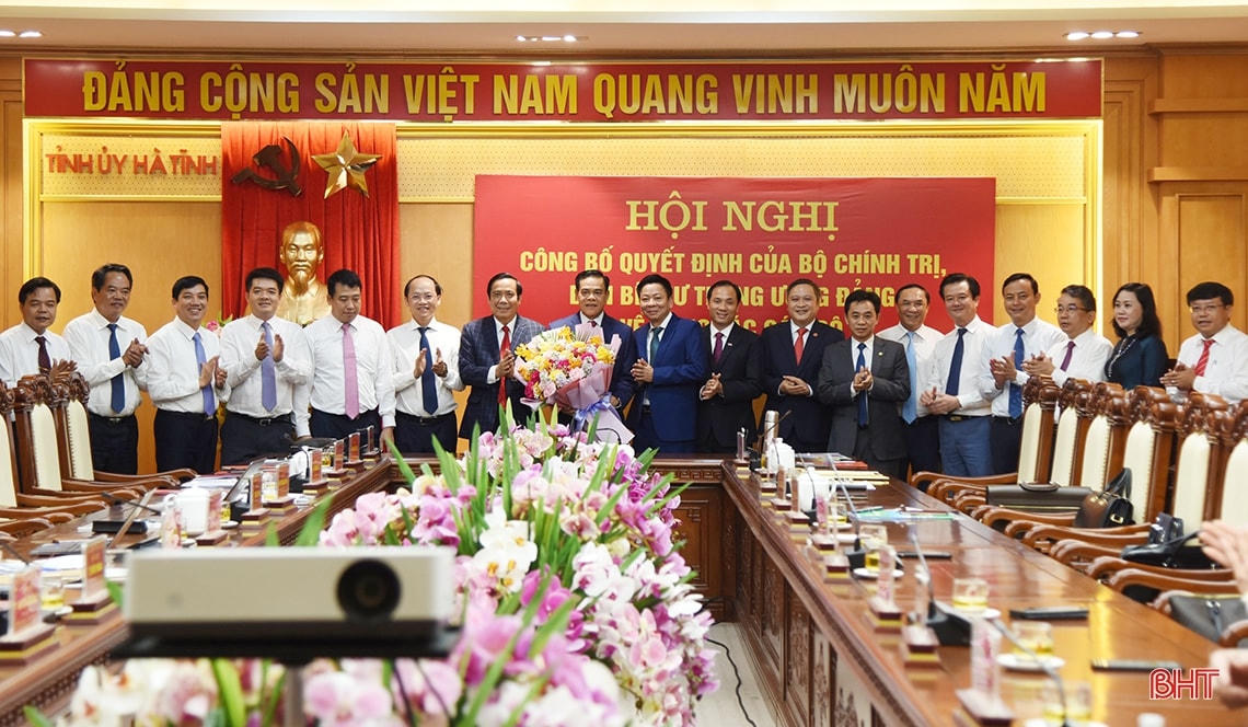 Lãnh đạo Ban Tổ chức Trung ương và lãnh đạo tỉnh tặng hoa chúc mừng ông Võ Trọng Hải.