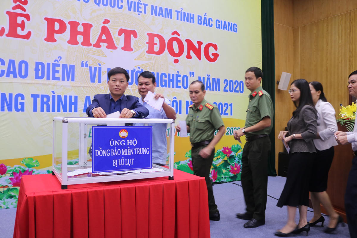 Các đại biểu cùng hướng về đồng bào bào lụt miền Trung.