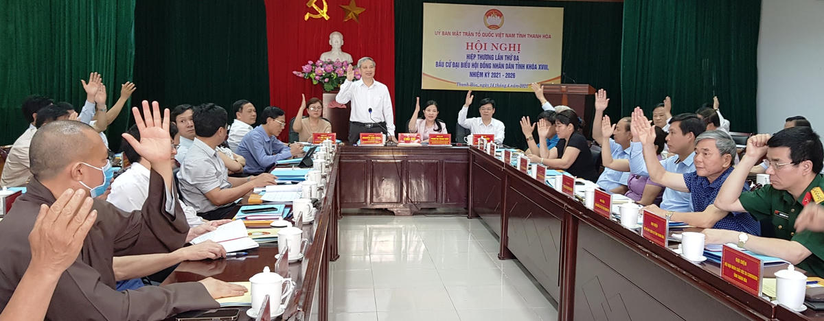 Các đại biểu biểu quyết thống nhất lựa chọn, lập danh sách những người đủ tiêu chuẩn ứng cử đại biểu Quốc hội khóa XV và ứng cử đại biểu HĐND tỉnh nhiệm kỳ 2021 - 2026.