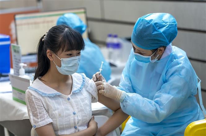 Tiêm vaccine ngừa Covid -19 tại Côn Minh, tỉnh Vân Nam, Trung Quốc. Ảnh: THX/TTXVN