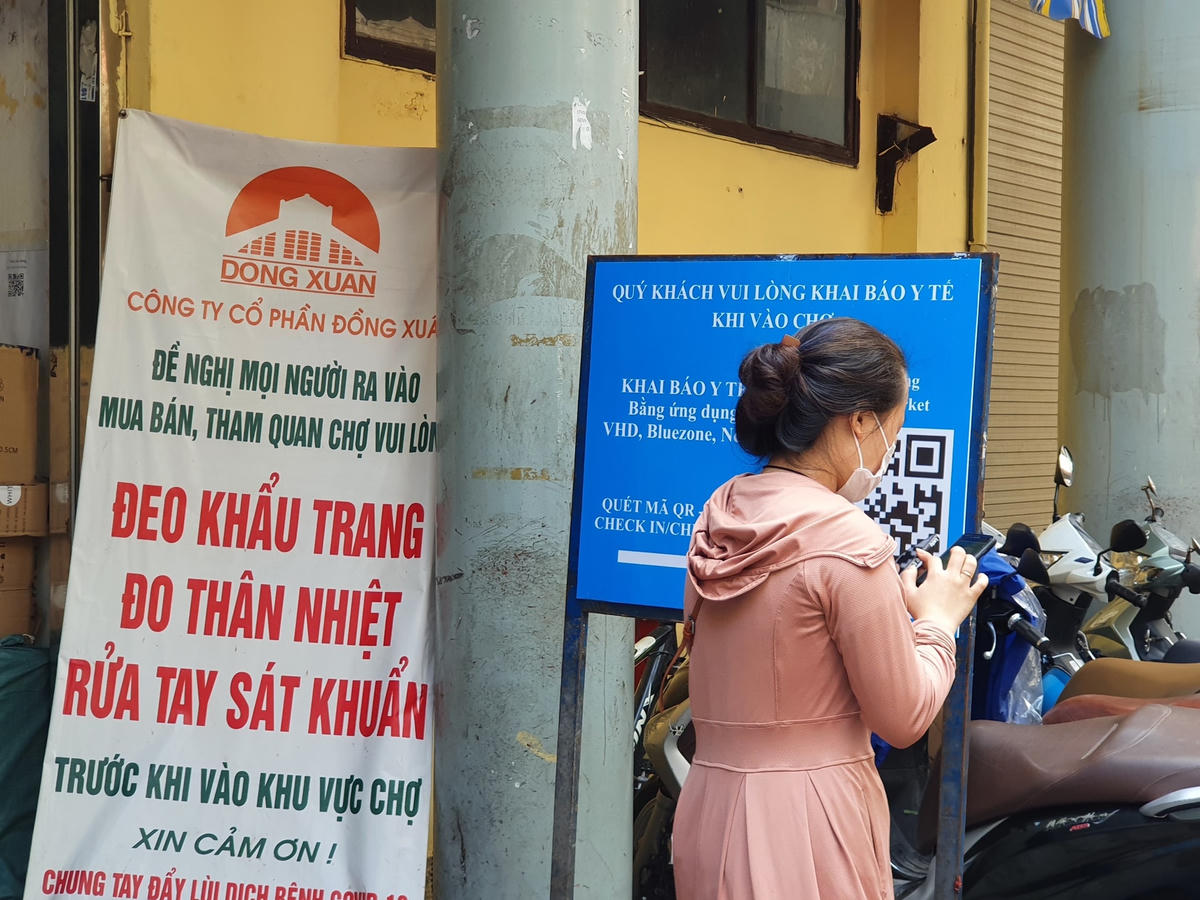 Toàn bộ người dân vào chợ đều được yêu cầu khai báo y tế.