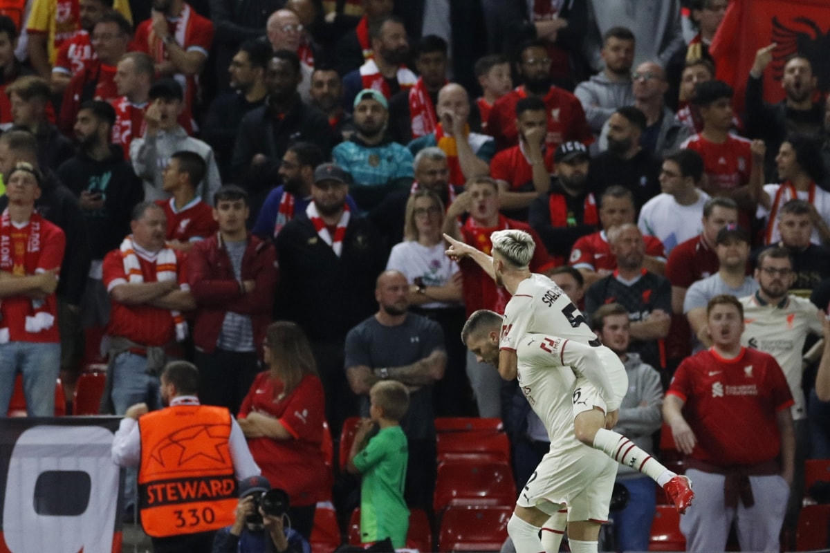 AC Milan bất ngờ ghi 2 bàn trong vòng 2 phút. Ảnh: Reuters