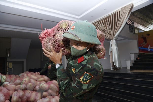 Chiến sỹ Quân đoàn 3 vận chuyển rau củ tăng gia của các đơn vị gửi vào hỗ trợ người dân Thành phố Hồ Chí Minh. (Ảnh: Hồng Điệp/TTXVN).