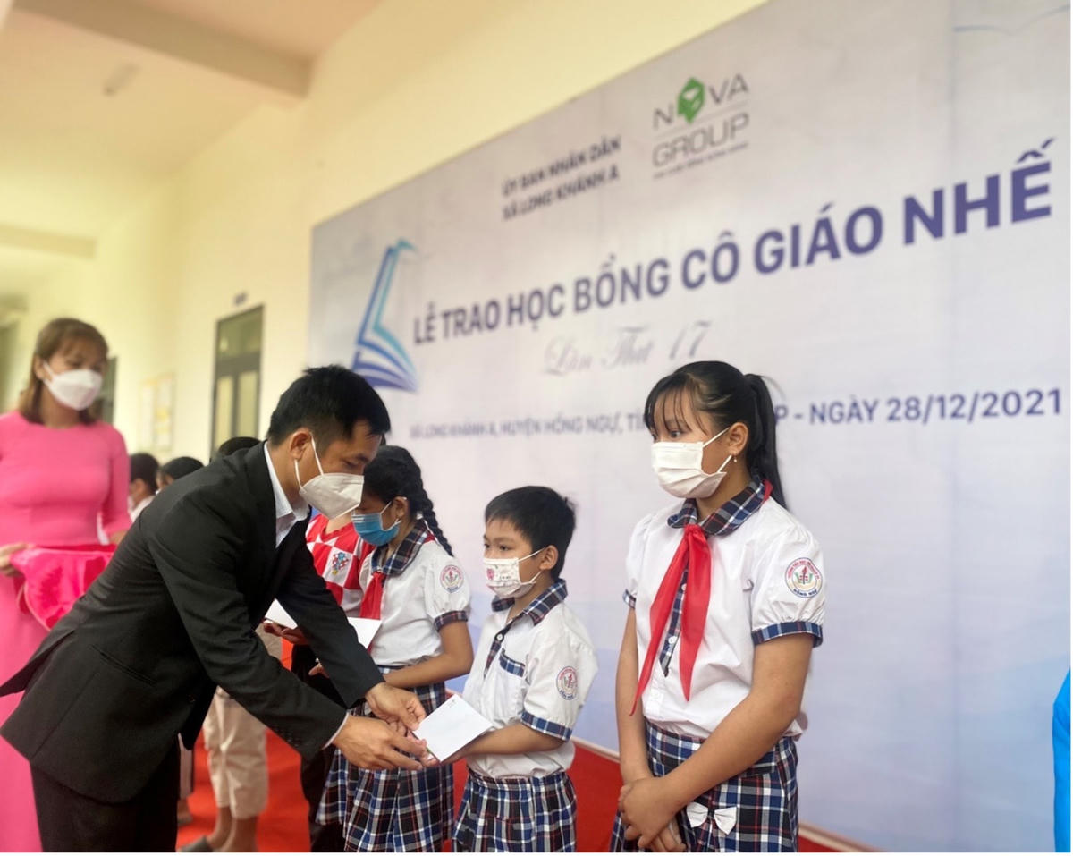 Những suất học bổng trao tay tiếp thêm động lực cho các em vượt khó học tốt.