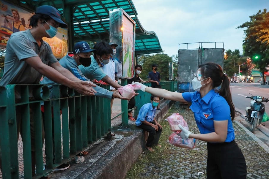 Người vô gia cư, người lao động bị kẹt lại ở thành phố phải vật lộn với bữa ăn hàng ngày nên mỗi suất cơm với họ lúc này thật đáng quý.