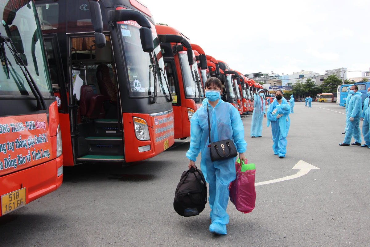 Người dân thực hiện các quy định phòng dịch Covid-19 khi trở về quê.